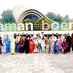 Masyarakat foto bersama berbaju kurung Melayu. Foto: Roni