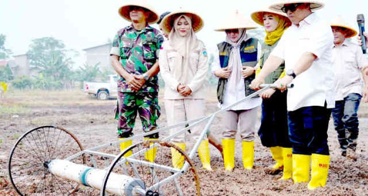 Wagub Nyanyang mencoba alat pertanian. Foto: Ist