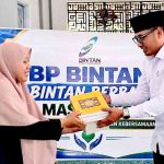 BP Kawasan Bintan bagikan Al-Qur'an. Foto: Ari