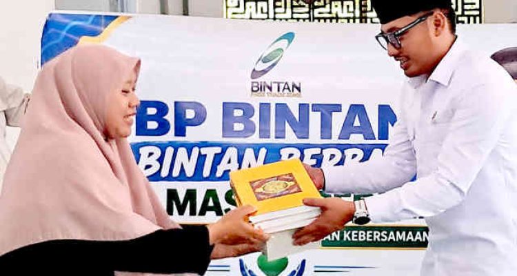 BP Kawasan Bintan bagikan Al-Qur'an. Foto: Ari