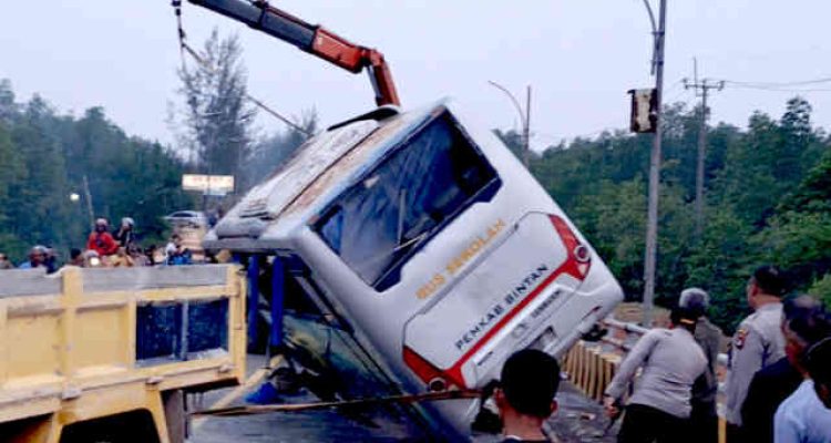 Bus Pemkab Bintan ringsek. Foto: Ari