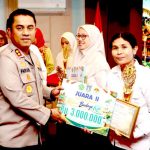 Wakapolres Tanjungpinang AKBP Farouk memberikan hadiah di workshop. Foto: Ist