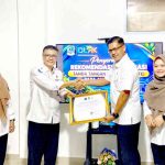 Sekretaris Diskominfo Kepri, James Simon Pattikawa didampingi Kepala Bidang Statistik dan Persandian Diskominfo Kepri Dwi Anggraini, menyerahkan Piagam Pengesahan Integrasi TTE Aplikasi SMART kepada Kepala DLHK Kepri Indra Hidayat. Foto: Ist