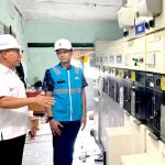 Bupati Anambas Aneng melihat mesin PLN. Foto: Yolana
