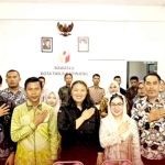 Anggota KPU Tanjungpinang Desi Liza Purba saat foto bersama Bawaslu Tanjungpinang. Foto: Ist
