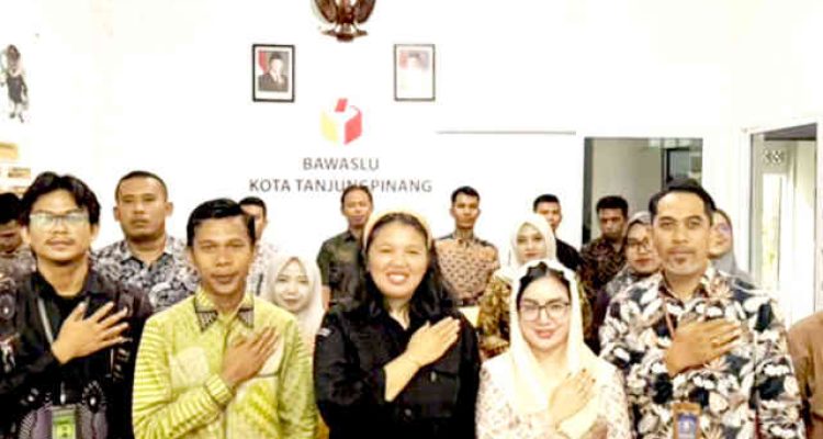 Anggota KPU Tanjungpinang Desi Liza Purba saat foto bersama Bawaslu Tanjungpinang. Foto: Ist