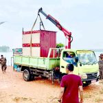 Kontainer dipindahkan Satpol PP Kota Tanjungpinang. Foto: Ist