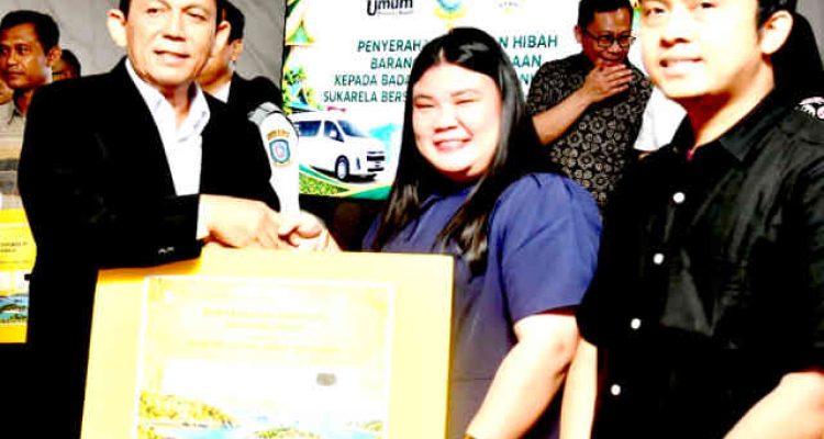 Gubernur Kepri Ansar Ahmad menyerahkan hibah barang dan kendaraan. Foto: Ist